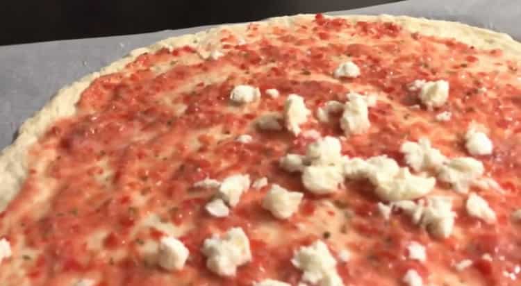 За да направите неаполитанска пица, сложете сиренето върху тестото