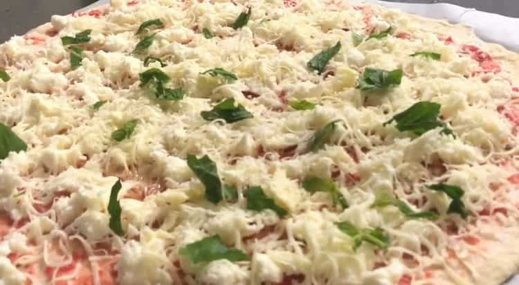 За да направите неаполитанска пица, предварително загрейте фурната