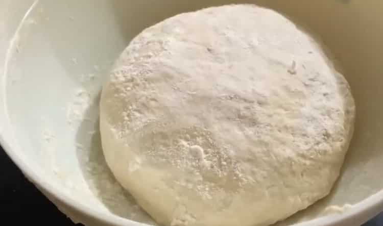 За да направите неаполитанска пица, омесете тестото