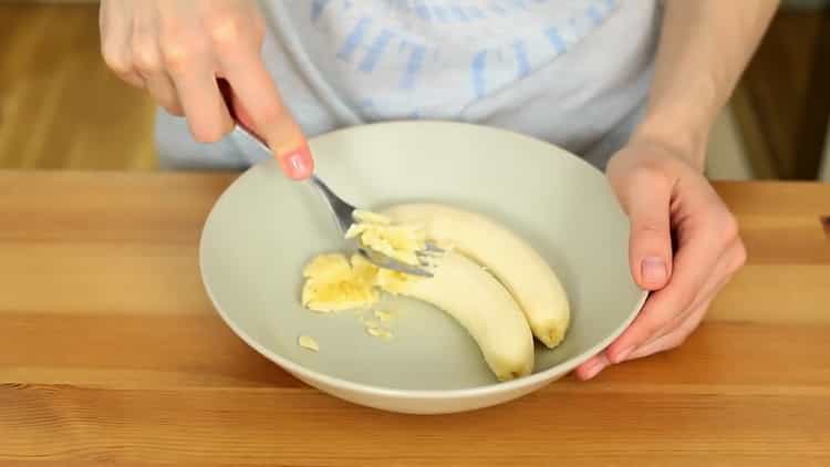 Смелете банан, за да направите нелека бисквита