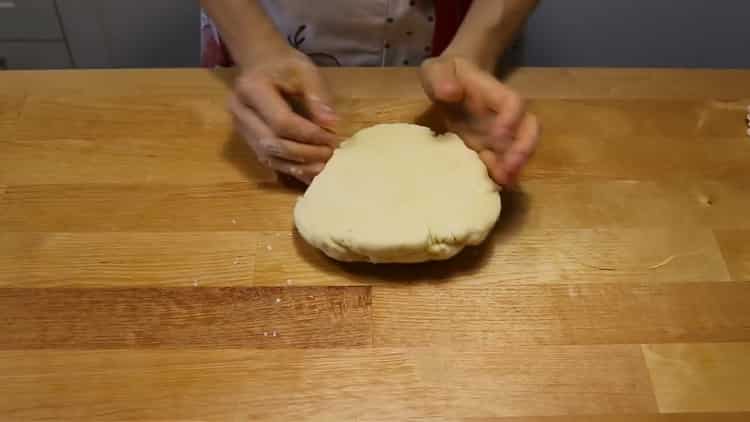 За да направите качапури с бутер тесто, замесете тестото