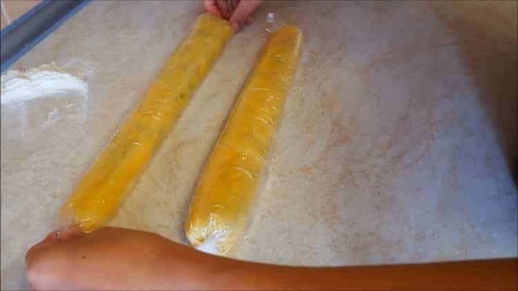 За да направите бисквитки върху жълтъците, сложете рулото в хладилника
