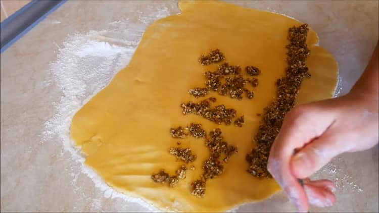 За да приготвите бисквитки върху жълтъците, сложете пълнежа върху тестото