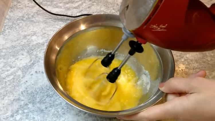 За да направите бисквитки в растително масло, разбийте яйцата.