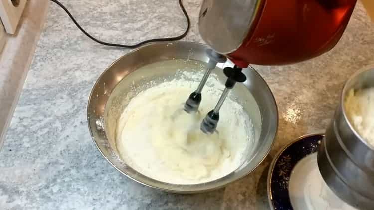 Добавете брашно, за да направите бисквитки в растително масло