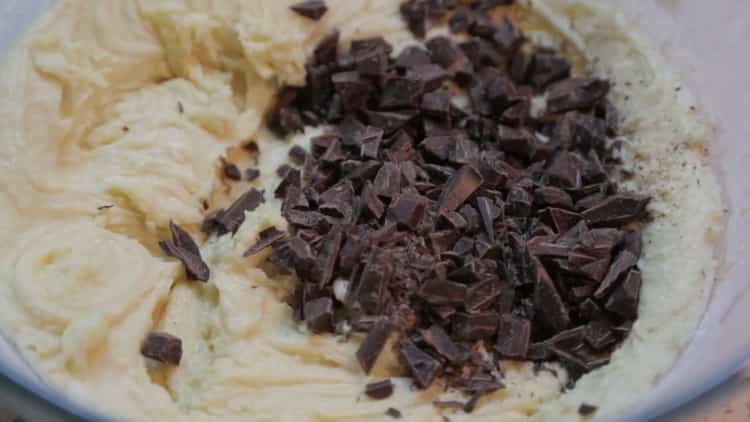 За да направите бисквитки с парченца шоколад, комбинирайте шоколада и тестото.