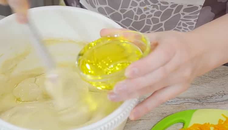 Омесете тестото според рецептата за приготвяне на тиквен пай