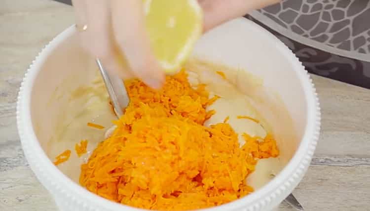 Според рецептата за приготвяне на тиквен пай добавете лимон