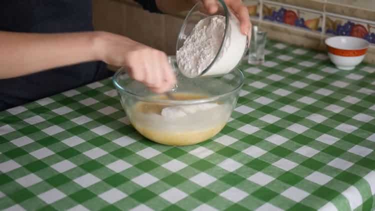 За да направите кефирен пай със сладко, добавете брашно