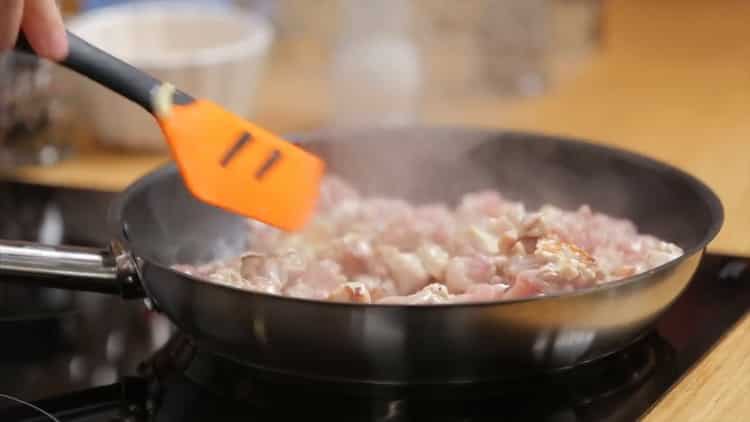 За да направите пилешко и гъбен пай, сотирайте месото