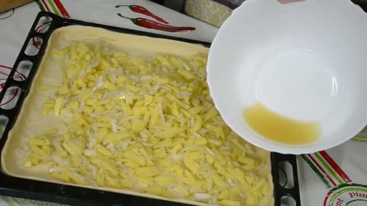 За да приготвите пай с риба и картофи, поставете пълнежа върху тестото