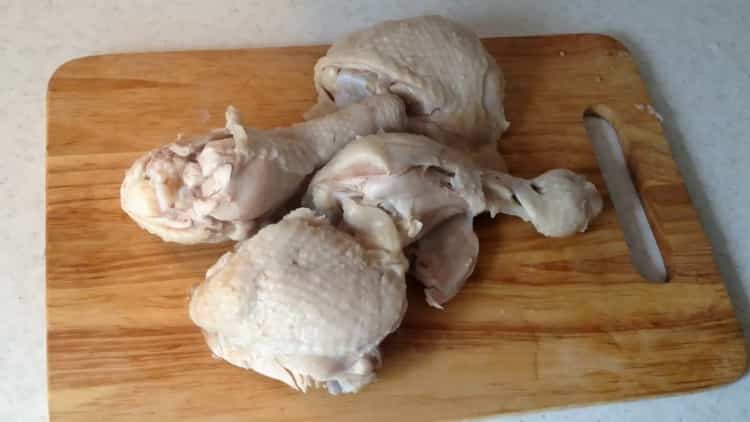 Сварете месо, за да направите пилешки пай