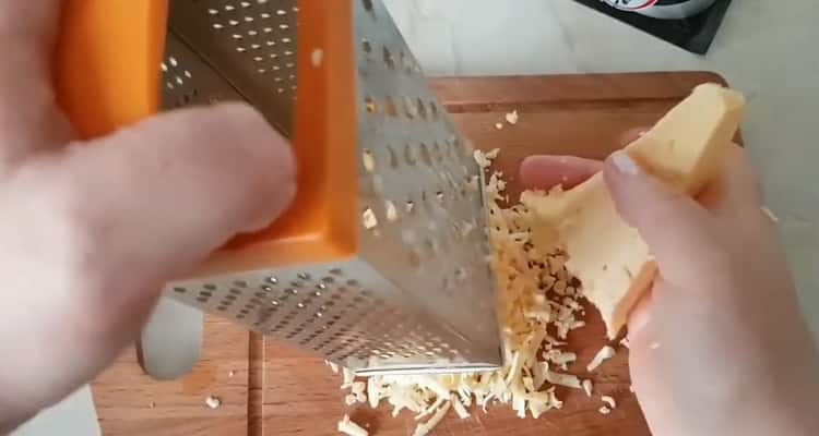 Настържете сирене, за да направите пица без тесто