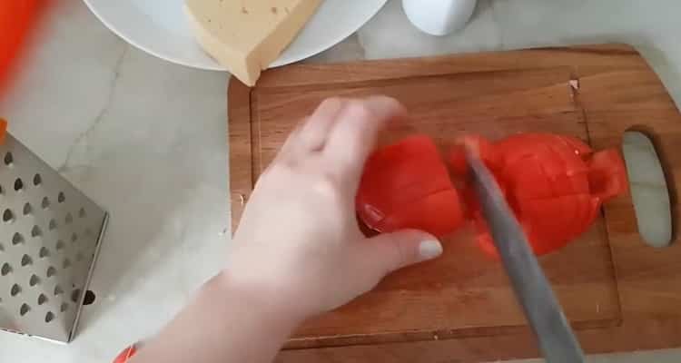 За да направите пица без тесто, нарежете доматите