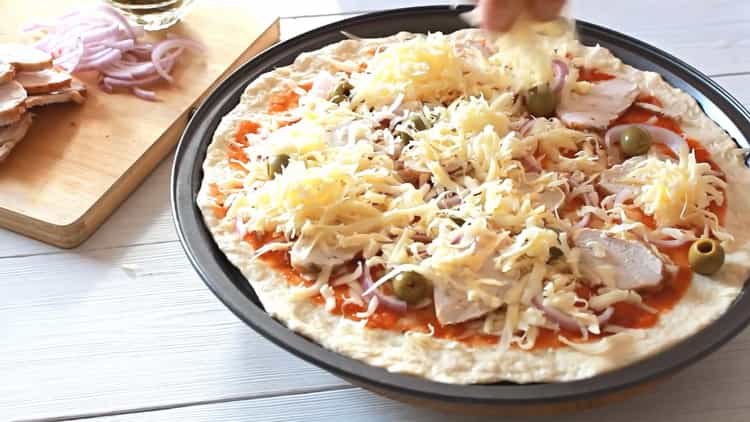 За да направите пица с пилешко месо, напълнете сиренето с пълнежа