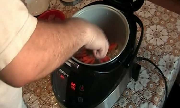 За да готвите пилаф в мултикукър полярис, пържете моркови