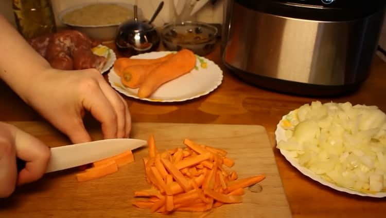 За да готвите пилаф в многократна готварска печка нарязани моркови