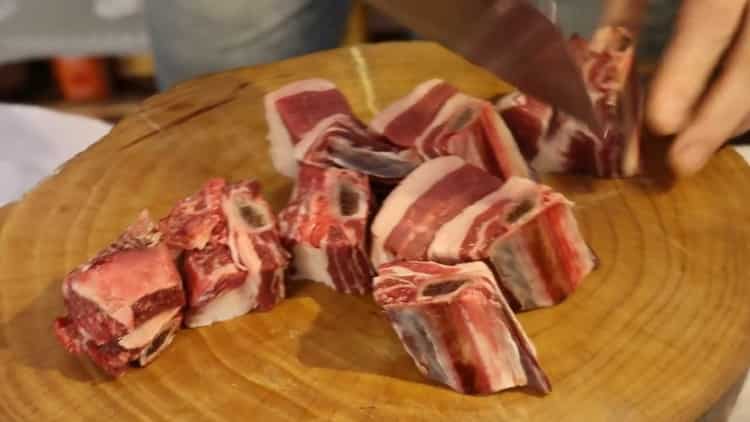 Upang lutuin ang pork pilaf sa isang kawali, i-chop ang karne