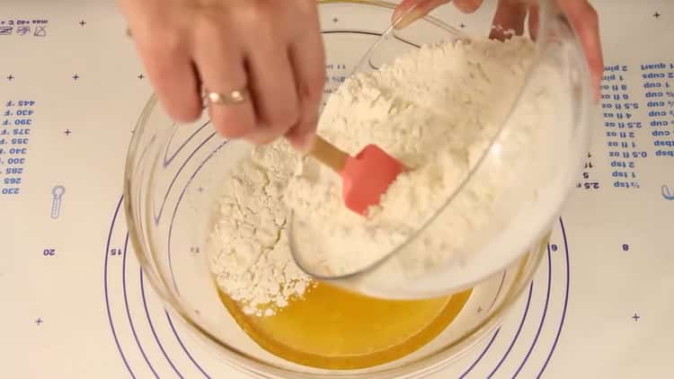 За да направите постни бисквитки, добавете брашно към сока