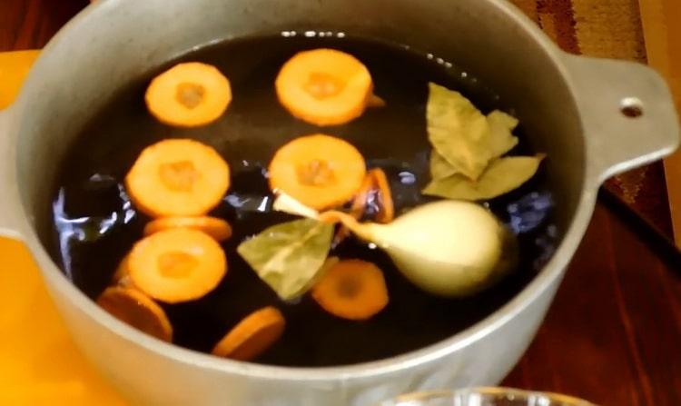 За да приготвите постна пилешка супа, сварете зеленчуков бульон