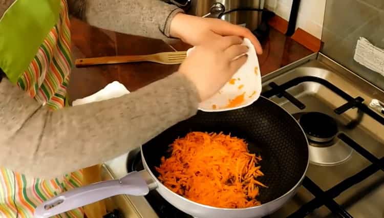 За да приготвите постна пилешка супа, настържете морковите