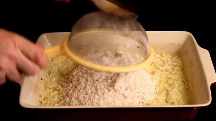 За да готвите ориз с пиле на фурна, сложете ориз върху зеленчуци