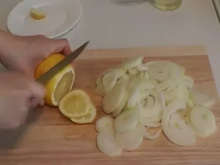За да готвите риба чар, нарежете лимон