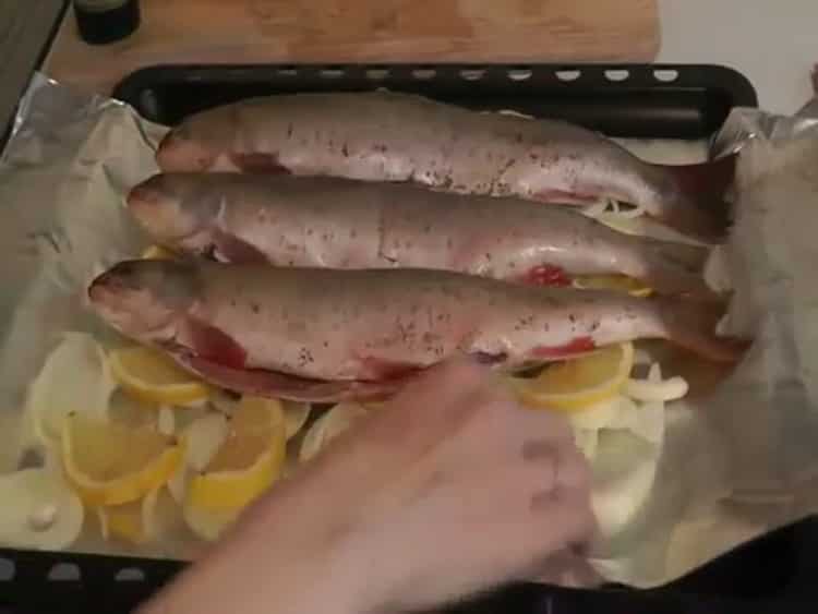 За да готвите чаша риба, предварително загрейте фурната