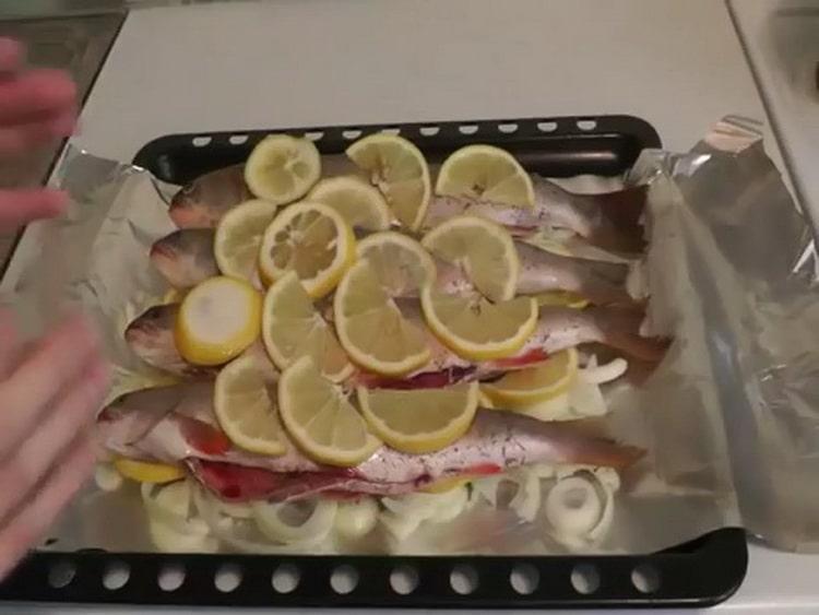 За да приготвите тестената риба, сложете съставките върху фолиото