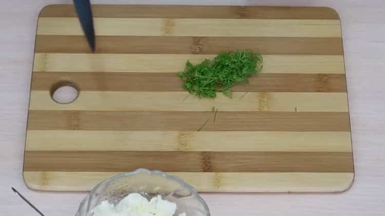 За да направите салата с авокадо и сьомга, нарежете зелените