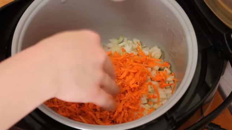За да готвите скумрия в бавна готварска печка, запържете зеленчуците