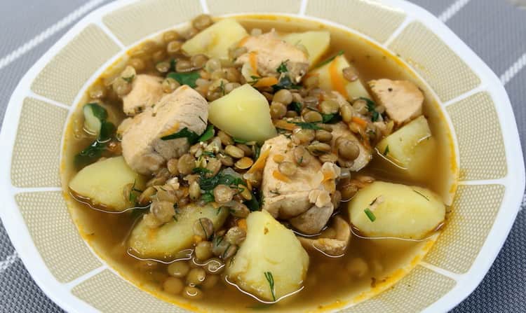 Вкусна супа с леща и пилешко месо е готова.