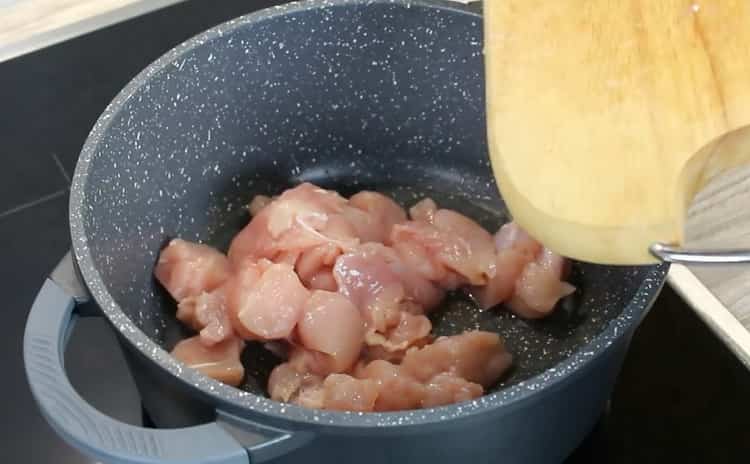 За да направите супа от леща и пиле, запържете месото