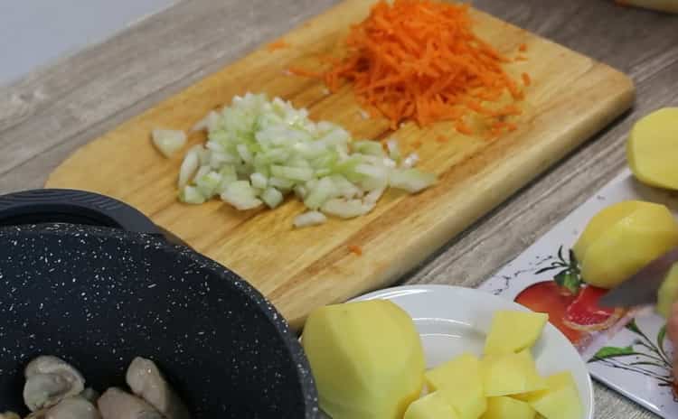 За да направите супа от леща и пилешко месо, нарежете зеленчуците