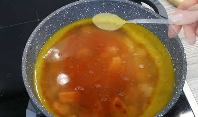 Добавете подправки, за да направите супа от леща и пиле