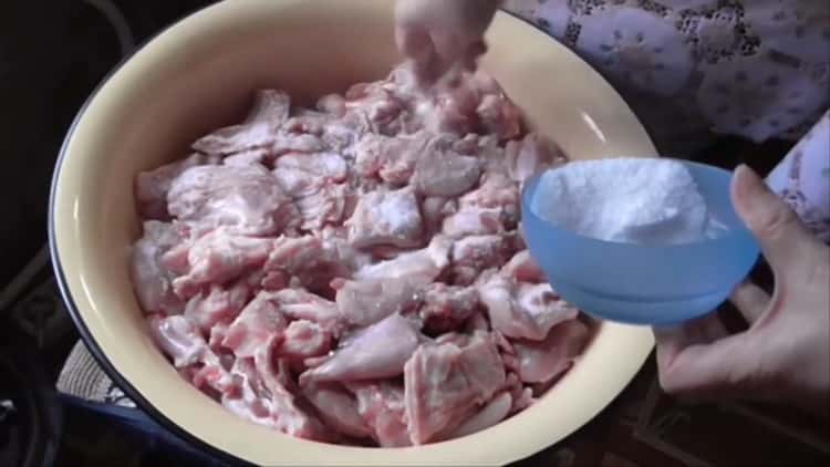 За готвене на заешка яхния, осолете месото