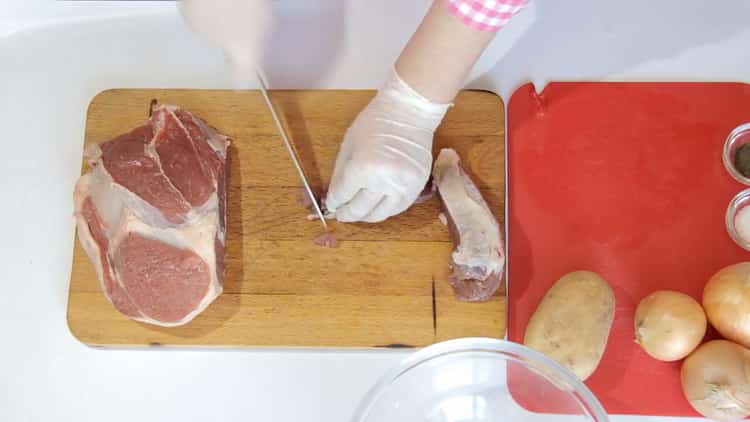 За да приготвите кайма за манти по проста рецепта, пригответе месото