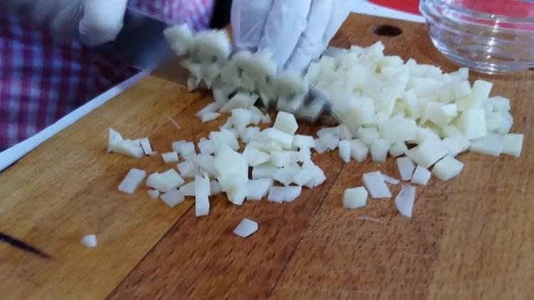 За да направите мляно манти по една проста рецепта, нарежете картофите