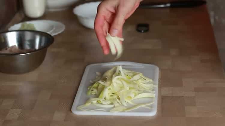 Нарежете тиквичките, за да направите пилешки феттучини