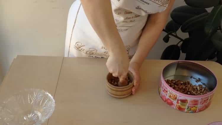 За да направите шоколадова торта върху кефир, нарежете ядките