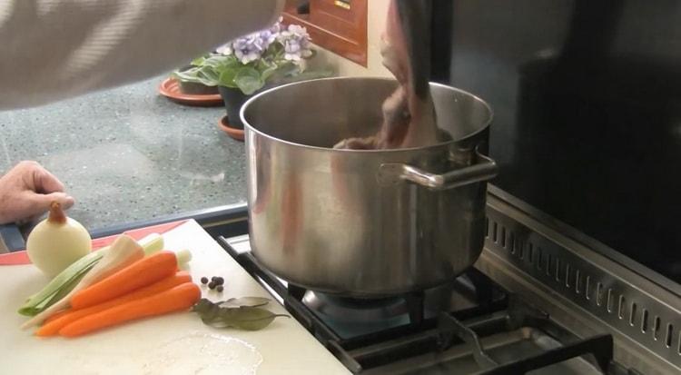 За да готвите варен говеждо език според проста рецепта за готвене, кипнете вода