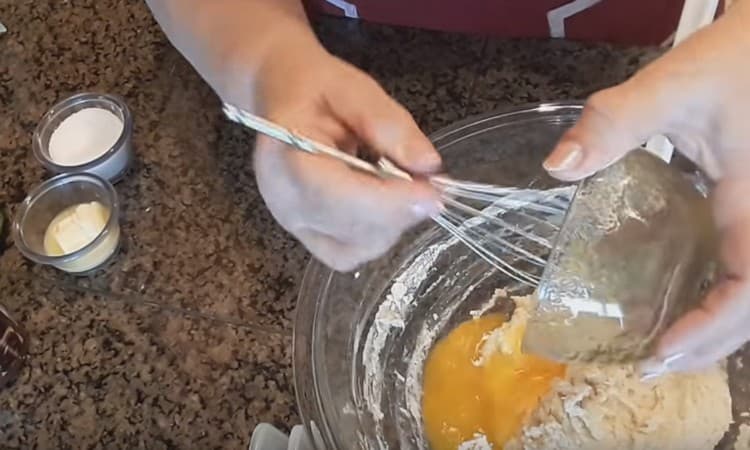Разбийте яйцето отделно със захарта и солта и добавете към тестото.