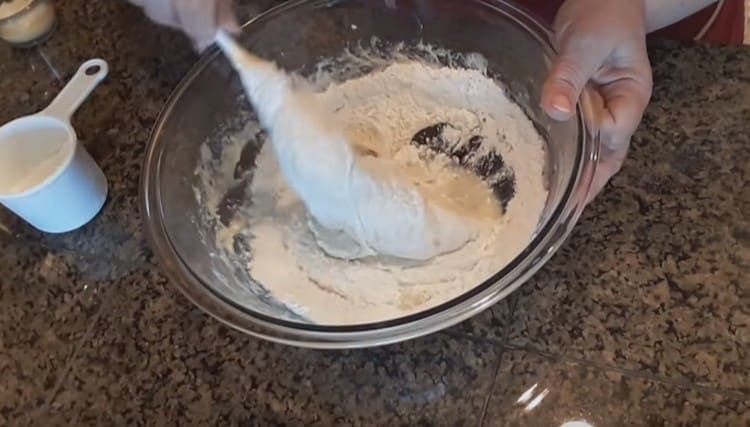 Разбъркайте тестото до гладко, добавете малко брашно.