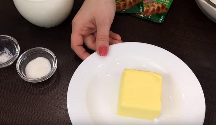 Маслото трябва да омекне при стайна температура.