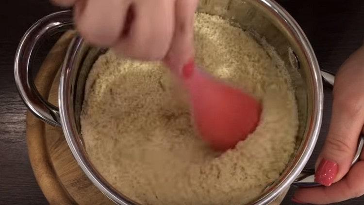 Добавете бадемовото брашно към горещия сироп и разбъркайте бързо.