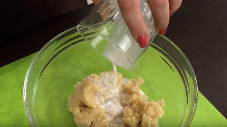 Половината от марципановата маса се разбива и се налива мляко, разбърква се.