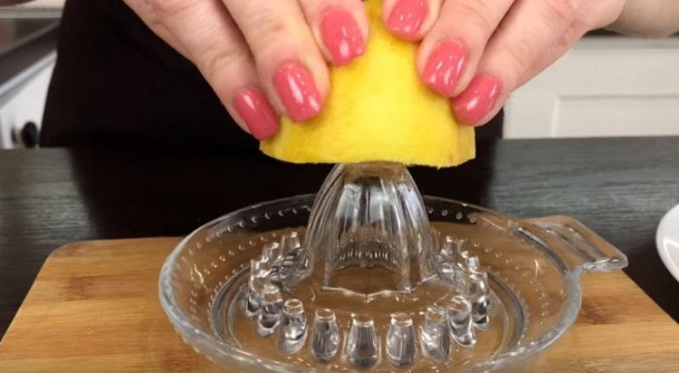 Изцедете сока от лимона.