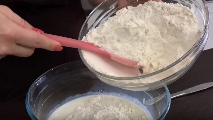 Четвърт от брашното се добавя към млякото.