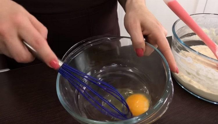 Отделно разбийте яйцето с камшик.