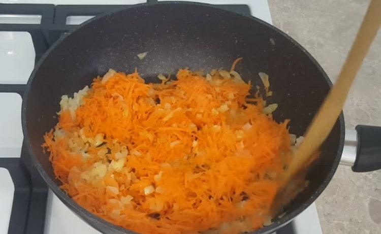 Добавете морковите и пасирайте зеленчуците.